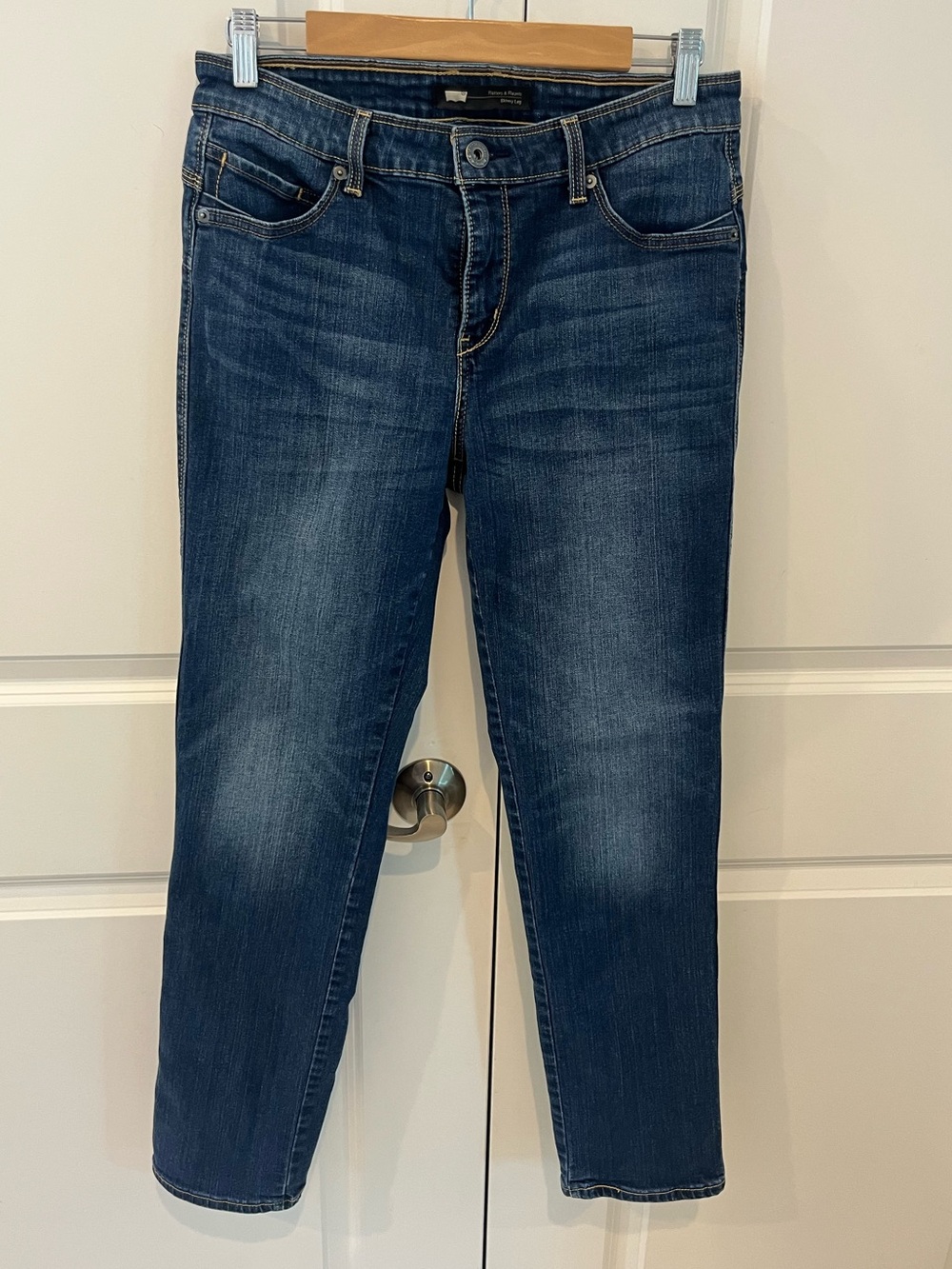 Levi’s women’s waist 31 length 32 Dark Blue flatters & flaunts skinny Jeans